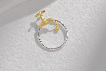 The Tab-Ring — tap-detail ring on a pale textured surface